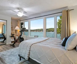 Photo 4 - Stunning Sunsets, Vibrant Bars and Restaurants at the Waterfront