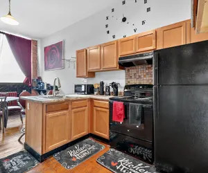 Photo 5 - Beautiful 'rose Themed' Loft Near Downtown Detroit 1 Bedroom Apts