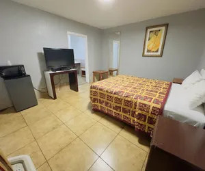 Photo 4 - Parklane Motel