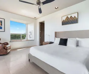 Photo 2 - Luxury 7BR Hill Country Gem With Barndominium