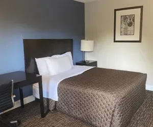 Photo 5 - Fairview Inn Airport