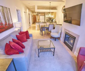 Photo 2 - Snowstar Hideaway - Hot Tub, Gym, Walk to Ski Lift