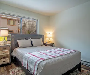 Photo 3 - Warm Springs Retreat - Prime Location Near Downtown & Ski Lifts