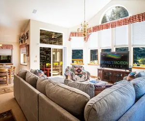 Photo 2 - Sunflower Lane - 4BD Sun Valley Retreat + Resort Amenities