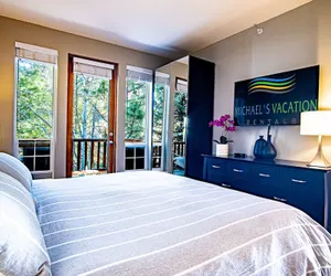 Photo 4 - Snow Star Skylight - 3BD 3BA - Hot Tub, Gym, Walk to Ski!