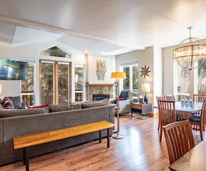 Photo 2 - Snow Star Skylight - 3BD 3BA - Hot Tub, Gym, Walk to Ski!