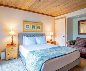 Photo 4 - Bonne Vie 2247 Sunny & Spacious 4 Bedroom Condo in the Heart of Elkhorn Village