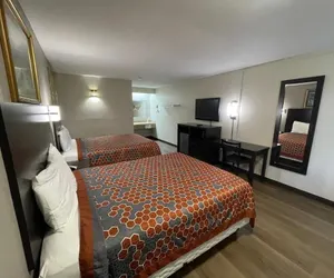 Photo 4 - royal inn motel