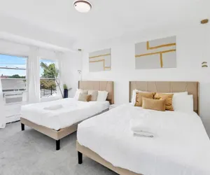 Photo 4 - Luxury 5 BR Home Free Parking