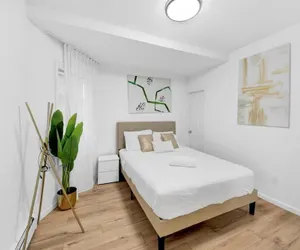 Photo 5 - Luxury 5 BR Home Free Parking