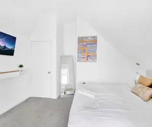 Photo 3 - Luxury 5 BR Home Free Parking