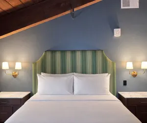 Photo 3 - The Laurel Hotel