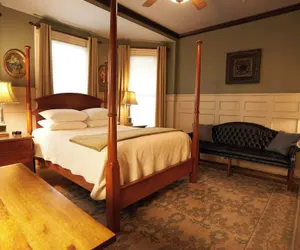 Photo 3 - Ash Street Inn