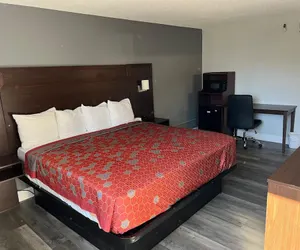 Photo 2 - Roseville Inn