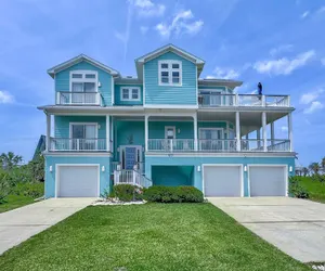 Photo 2 - Beachfront 5BR Home With Ocean Views