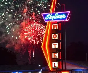 Photo 5 - Skyliner Motel