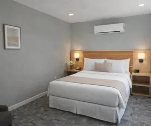 Photo 2 - Skyliner Motel