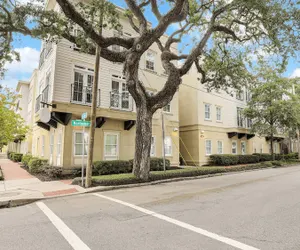 Photo 5 - Sleeps 28 4 Suites in Walkable Historic District The Juliette by Avantstay