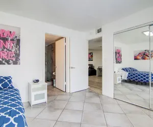 Photo 4 - Collins 2 Bedroom with Free Parking by Deco 305