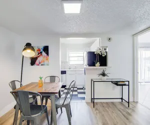 Photo 2 - Collins 2 Bedroom with Free Parking by Deco 305