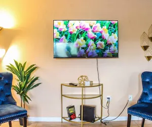 Photo 4 - Artsy Getaway With Vibrant Design Flair