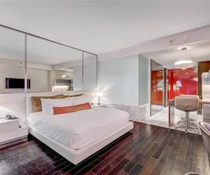 Photo 4 - Charming High Floor Strip Views Palms Studio 30306