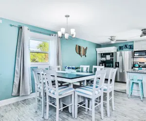 Photo 5 - Sunny Upper Level 1 Block From 2 Beaches W/private Pool, High-speed Wi-fi