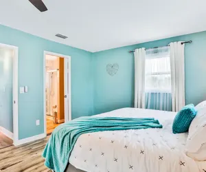 Photo 3 - Sunny Upper Level 1 Block From 2 Beaches W/private Pool, High-speed Wi-fi