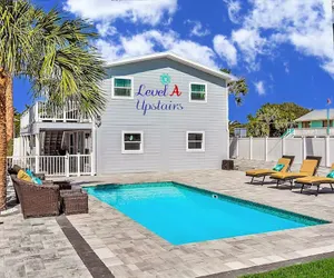 Photo 2 - Sunny Upper Level 1 Block From 2 Beaches W/private Pool, High-speed Wi-fi