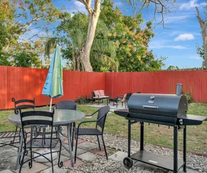 Photo 3 - Sleeps 8 Near Busch Gardens With BBQ and Fenced Yard
