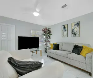 Photo 2 - Sleeps 8 Near Busch Gardens With BBQ and Fenced Yard