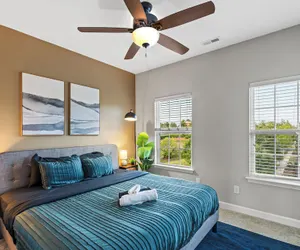 Photo 5 - Upscale King 3BR Townhouse in Pineville