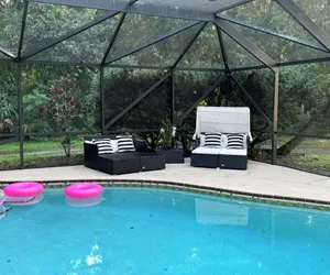 Photo 2 - 6 Bedroom Pool property. Pet Friendly