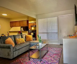 Photo 2 - King Bed,central, Worker-friendly,longstaydiscount