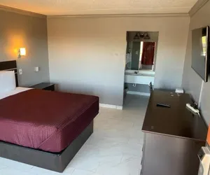 Photo 3 - Executive Inn Beeville US 181