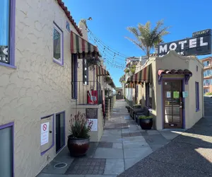 Photo 2 - Capitola Venetian Hotel