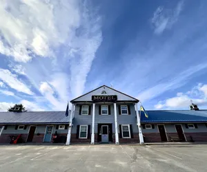 Photo 2 - Colonial Valley Motel