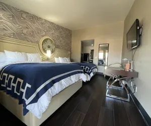 Photo 4 - Crown Motel