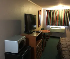 Photo 2 - Budget Inn