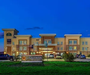 Photo 2 - La Quinta Inn & Suites by Wyndham Luling