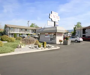 Photo 2 - Gateway Inn