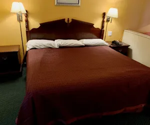 Photo 5 - Deluxe Inn & Suites