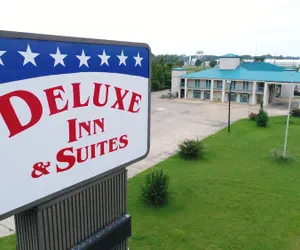 Photo 2 - Deluxe Inn & Suites