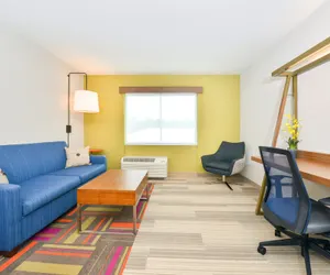 Photo 4 - Holiday Inn Express & Suites Salem by IHG