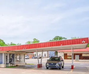 Photo 2 - OYO Holiday Capri Motel & Rv Park