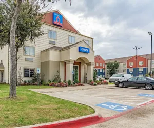 Photo 2 - Studio 6 Dallas, TX