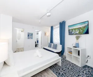Photo 2 - Art Deco Ocean Walk Apartments