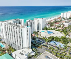 Photo 2 - Pelican Beach Resort by Panhandle Getaways