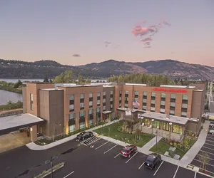 Photo 2 - Hampton Inn & Suites Hood River