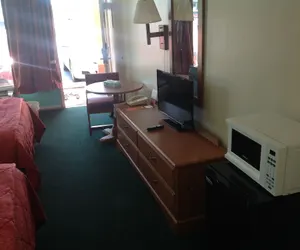Photo 5 - Budget Inn